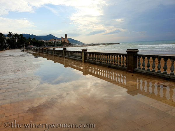 Stormy_skies_beach_Sitges12_10.19.18_TWW
