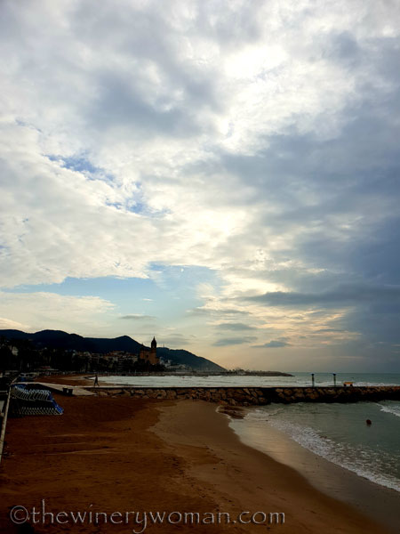 Stormy_skies_beach_Sitges8_10.19.18_TWW